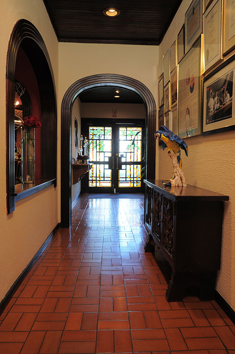Foto de pasillo interior hacia el salón principal